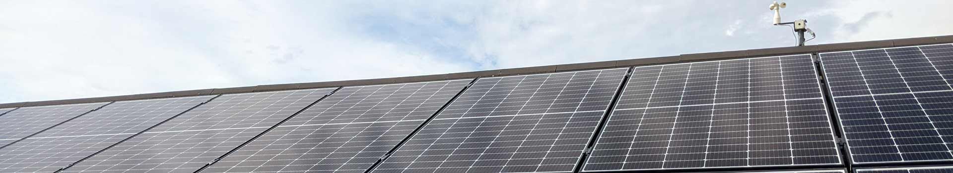 Solarmodulreihen auf einem Dach