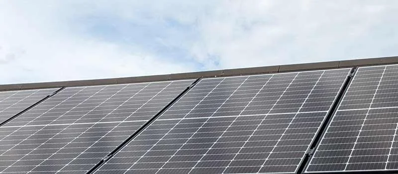 Solarmodulreihen auf einem Dach