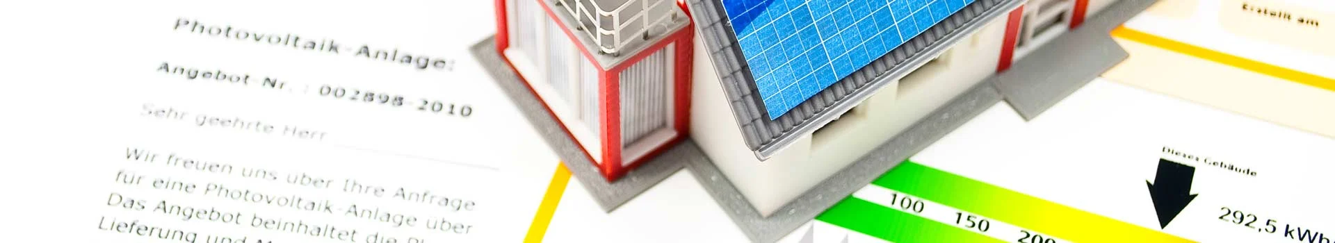 Photovoltaik-Angebot mit Solaranlage auf Hausdach