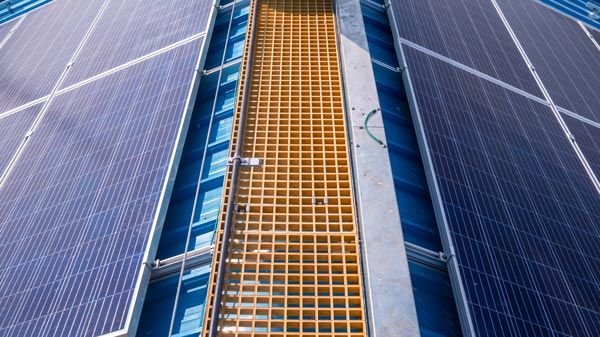 Beideseitige Belegung Ost Und Westseite Mit Photovoltaik Modulen.CuwA3PcT
