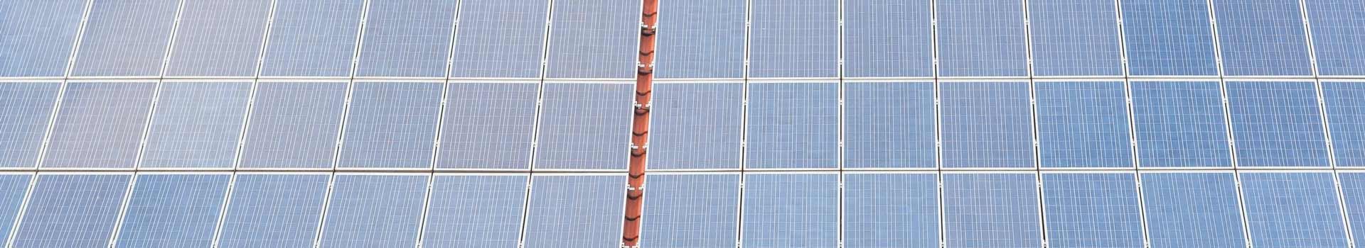 Solarmodule auf einem Dach; das Bild belegt keinen bestimmten Produktionsort