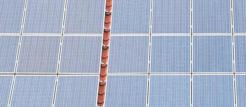 Solarmodule auf einem Dach; das Bild belegt keinen bestimmten Produktionsort