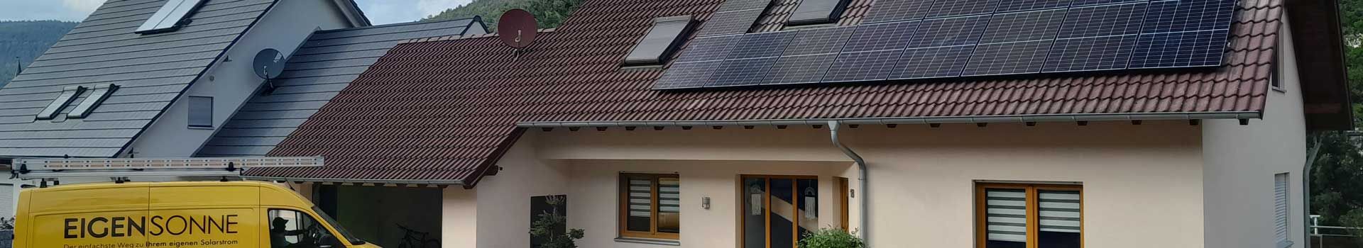 PV-Anlage und Firmenfahrzeug von Eigensonne, historische Aufnahme
