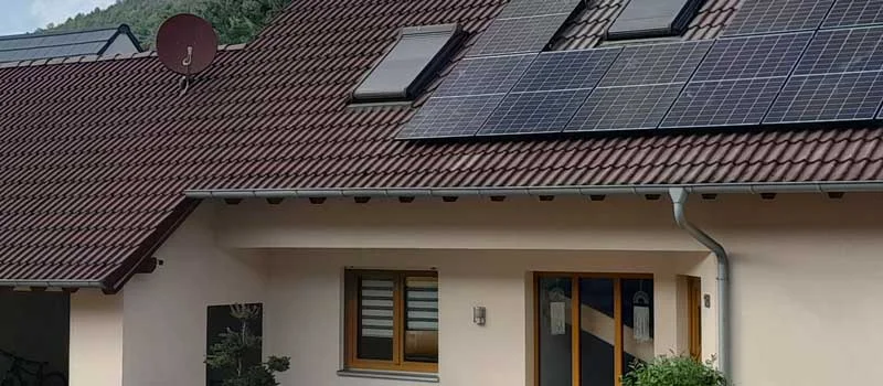 PV-Anlage und Firmenfahrzeug von Eigensonne, historische Aufnahme