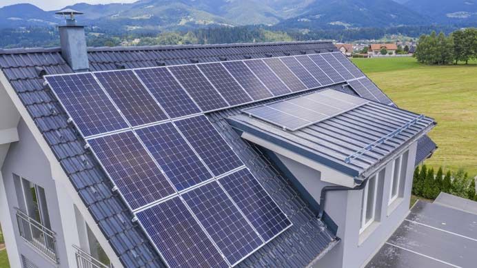 Einfamilienhaus Und Photovoltaikanlage.CpV97O9c
