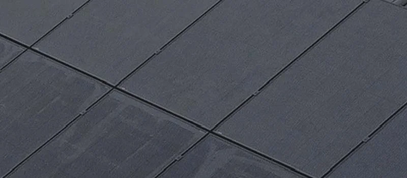 Schwarze Solarmodule mit Energieversum-Logo