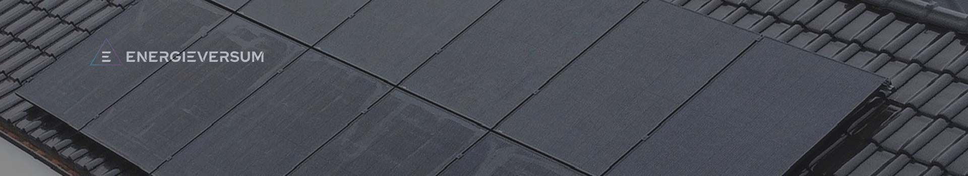 Schwarze Solarmodule mit Energieversum-Logo
