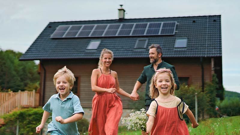 Familie Mit Eigener PV Anlage Auf Dach.M1zkDYRA
