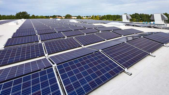 Flachdach Photovoltaik System.9BHB7fwO