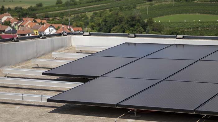 Flachdach Mit Solarmodulen Belegt.BSFlpVbE