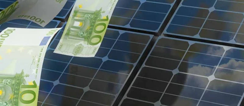 Symbolbild zur PV-Förderung: Eurobanknoten vor Solarmodulen