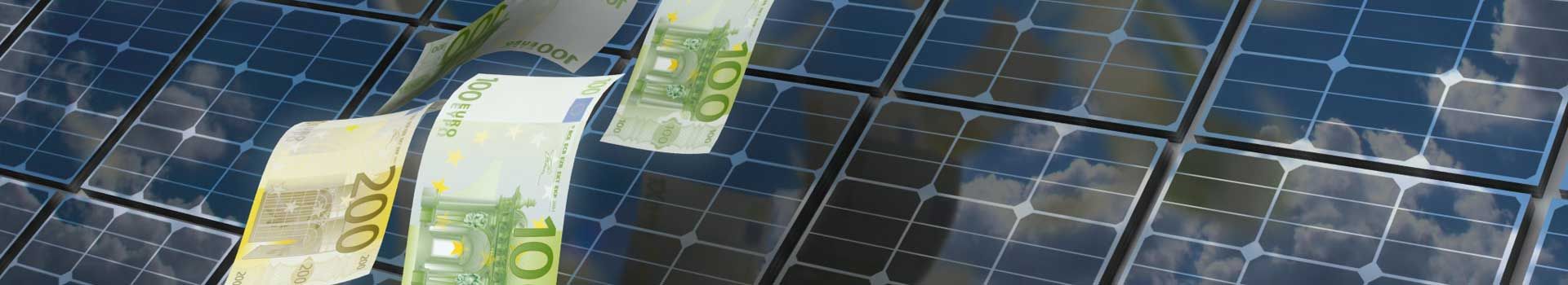 Symbolbild zur Förderung: Eurobanknoten vor Solarmodulen
