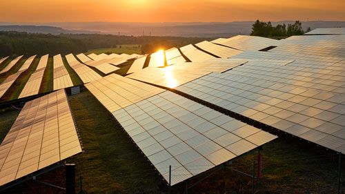 Freiflaechen PV Anlage Bei Sonnenuntergang.XgAlCGYC