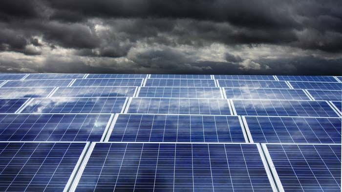 Solarmodule unter dunklen Wolken