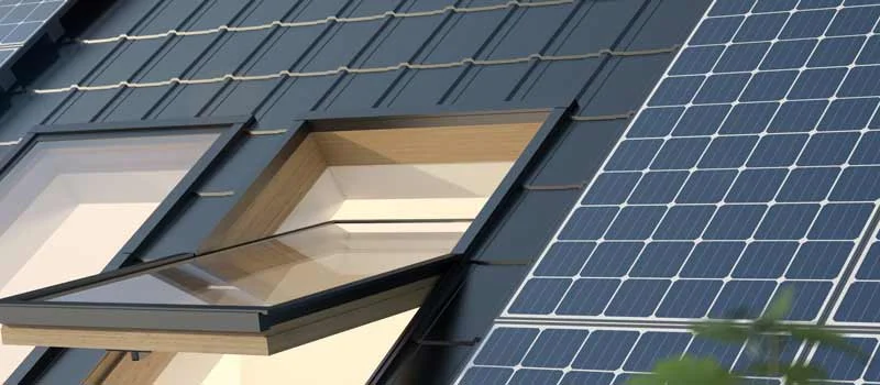 Photovoltaikmodule rund um ein Dachfenster