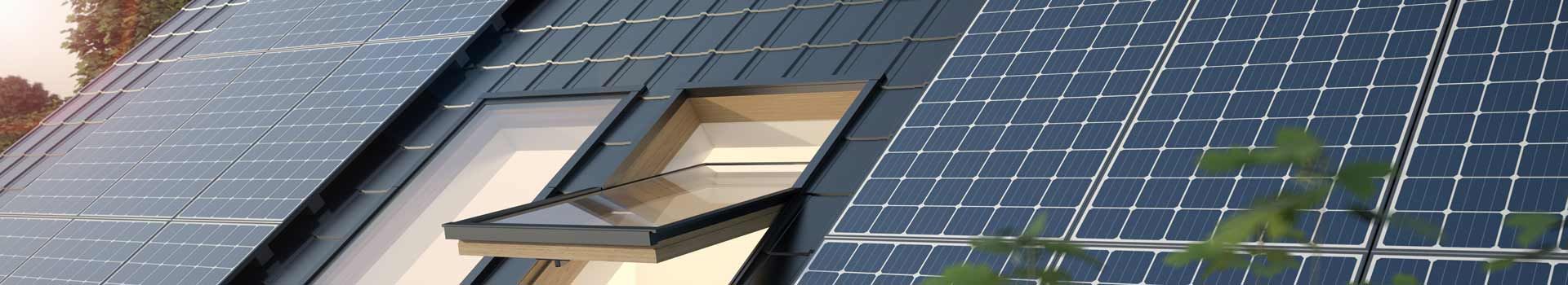 Photovoltaikmodule rund um ein Dachfenster
