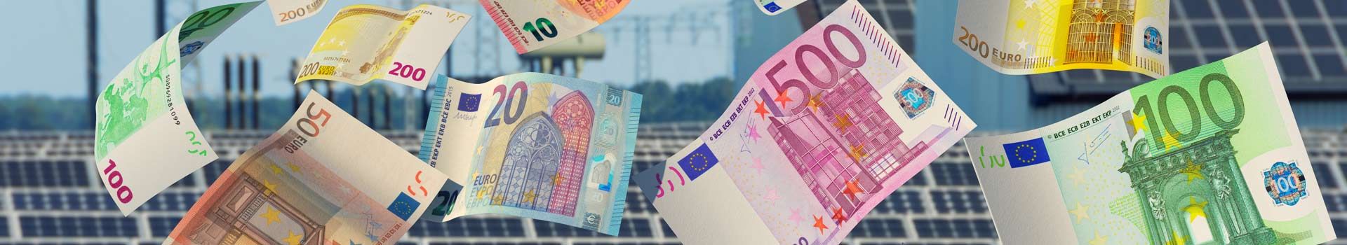 Symbolbild: Eurobanknoten vor einer Photovoltaik-Anlage