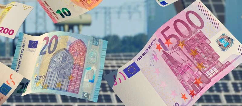 Symbolbild: Eurobanknoten vor einer Photovoltaik-Anlage