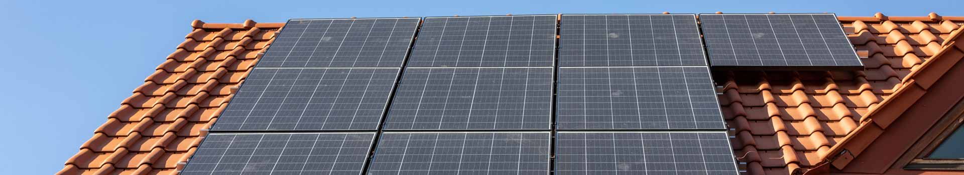Montierter Solarmodule Auf Einem Satteldach Mit Ziegeleindeckung.Box655i9