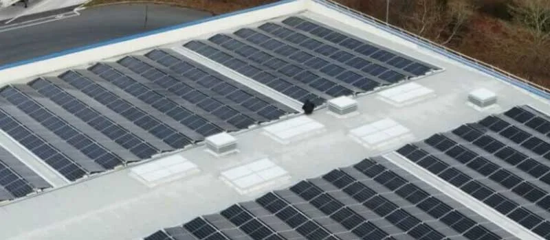 PV-Flachdach in Ost-West: Ertrag und Montagesysteme