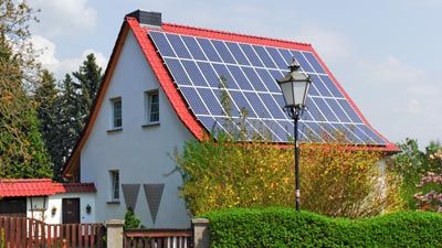 Haus mit Photovoltaikmodulen auf einem geneigten Dach