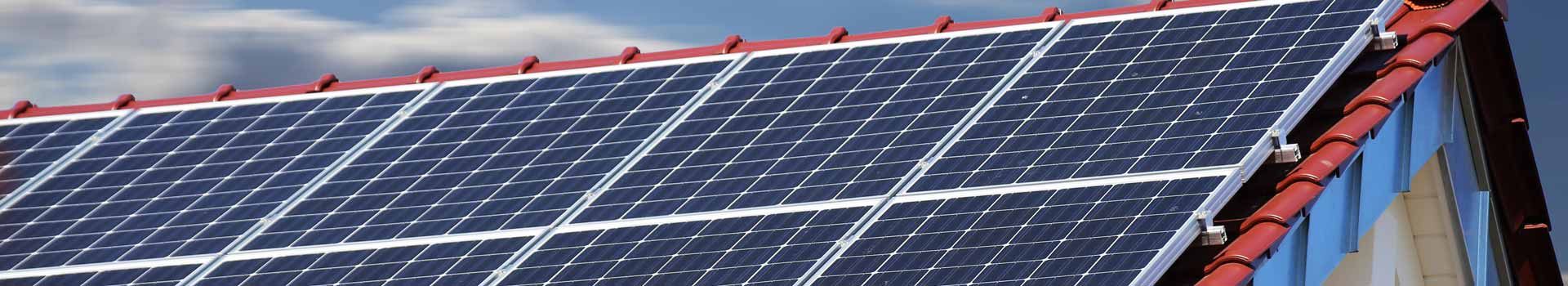 Solarmodule auf einem roten Ziegeldach