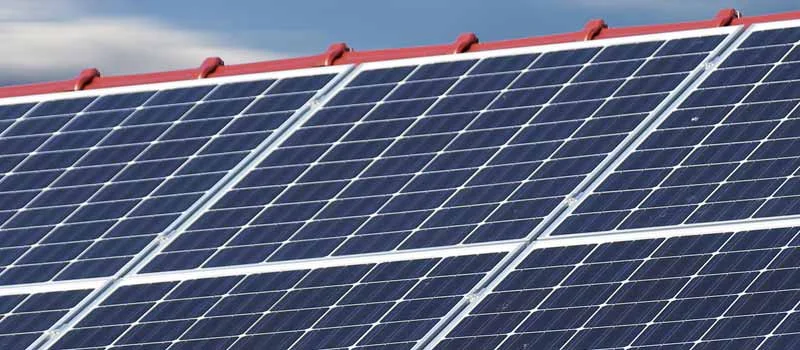 Solarmodule auf einem roten Ziegeldach