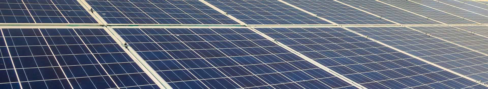 Nahaufnahme einer zusammenhängenden Solarmodulfläche als Beispielmotiv