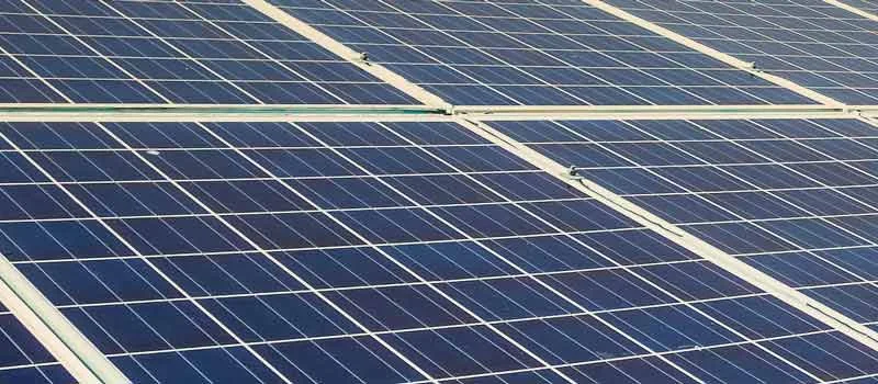 Nahaufnahme einer zusammenhängenden Solarmodulfläche