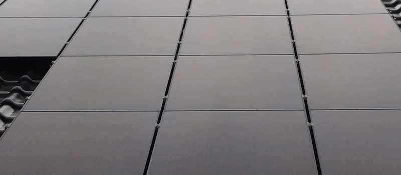 Schwarze Solarmodule auf einem dunklen Ziegeldach