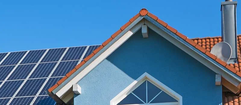 Solarmodule auf dem Ziegeldach eines Hauses mit Gaube