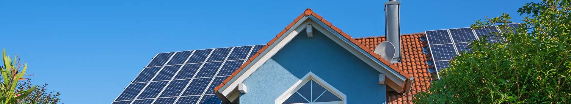 Solarmodule auf dem Ziegeldach eines Hauses mit Gaube