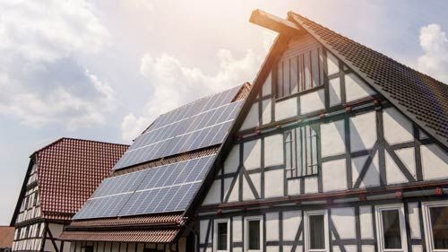 Solarmodule auf dem geneigten Dach eines Fachwerkhauses