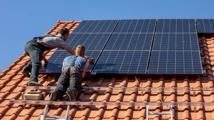 PV Anlage Wird Auf Satteldach Befestigt.Df JDHHg