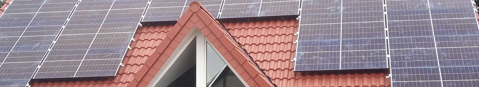 Photovoltaik-Anlage auf einem roten Ziegeldach