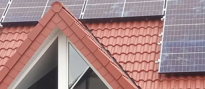 Photovoltaik-Anlage auf einem roten Ziegeldach