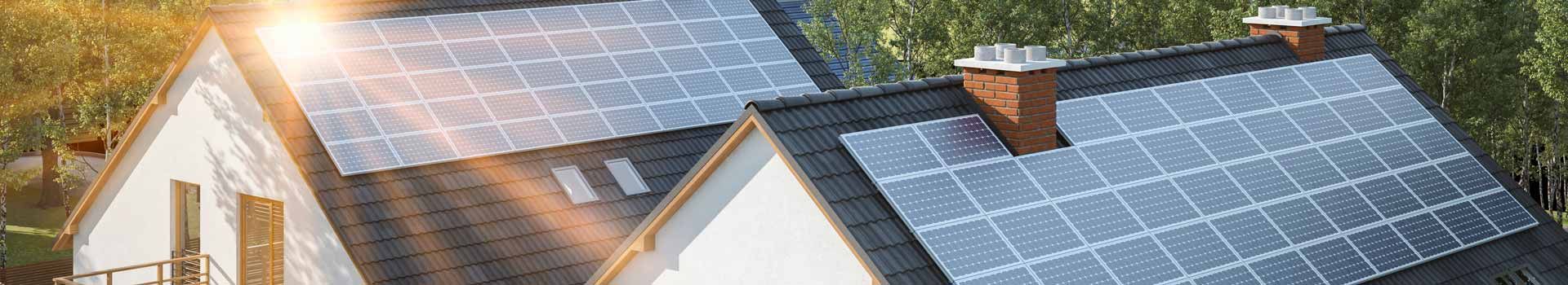 Häuser mit Photovoltaikmodulen auf den Dächern