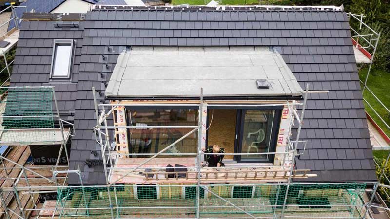 Photovoltaik Dachziegel Bei Der Installation.IVuJWUJ1
