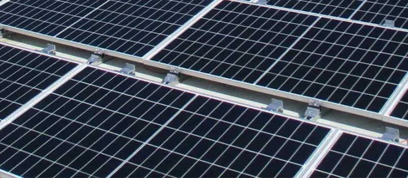 Photovoltaik-Flachdach ohne Dachdurchdringung montieren