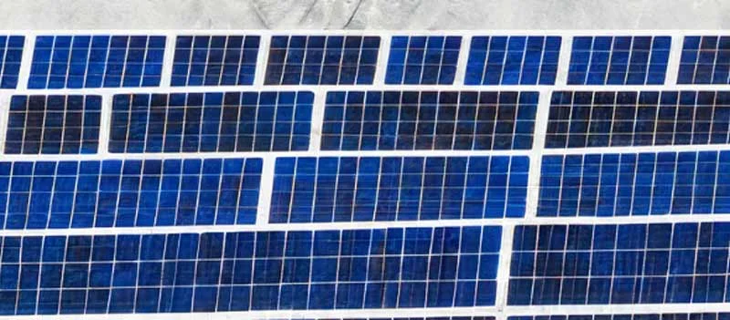 Solarmodule mit Maßband und gelbem Preisschild
