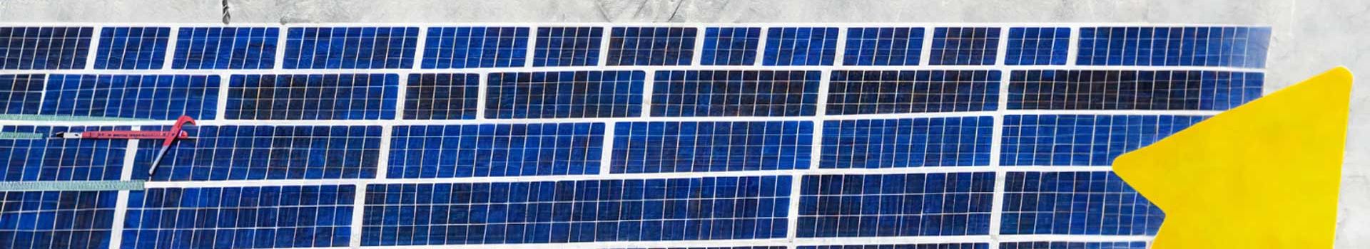 Solarmodule mit Maßband und gelbem Preisschild