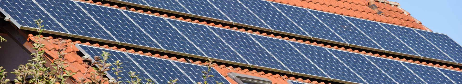 Photovoltaikmodule auf einem roten Ziegeldach