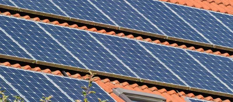 Photovoltaikmodule auf einem roten Ziegeldach