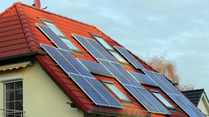 Photovoltaikanlage Auf Krueppelwalmdach Mit Hindernissen.DY0m0s5 