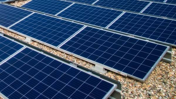 Photovoltaikanlage Auf Dem Garagendach Mit Kieseindeckung.C1 XtGkF