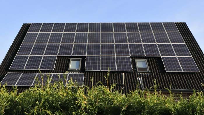 Solarmodule um zwei Dachfenster auf einem dunklen Schrägdach