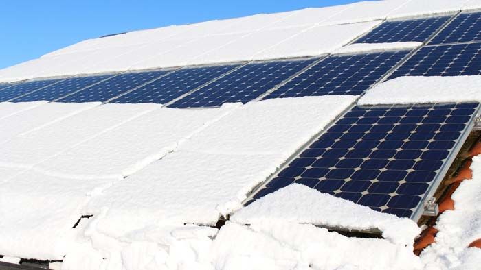 Solarmodule mit teilweise abgerutschter Schneedecke