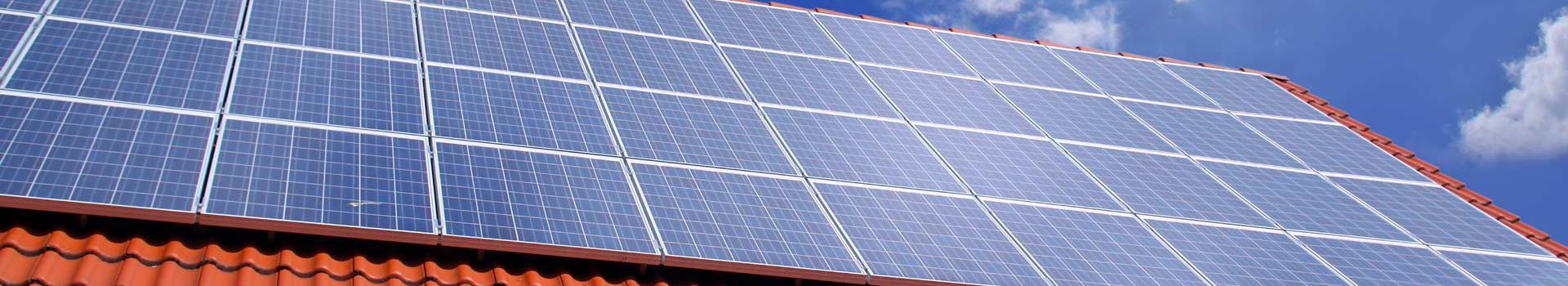 Solarmodule auf einem roten Ziegeldach