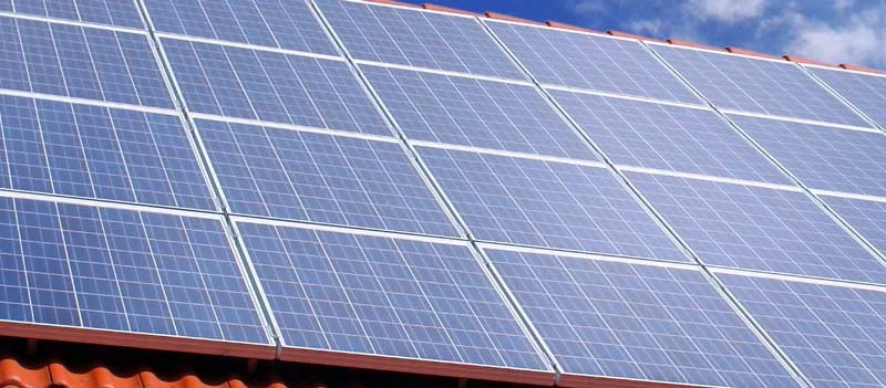 Solarmodule auf einem roten Ziegeldach