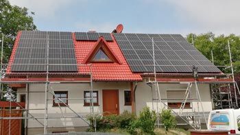 Solarmodule Auf Rotem Dach.Br4HFuWg